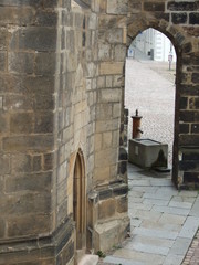 Fototapeta na wymiar Wasserbrunnen an der Kirche 