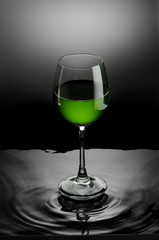 Grüner Wein im Glas