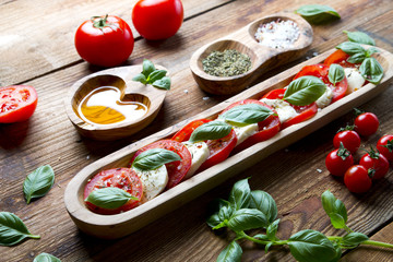 Ser mozzarella z pomidorami i bazylią © Patryk Michalski