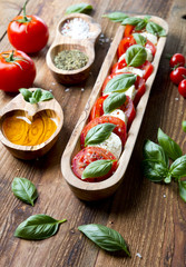 Ser mozzarella z pomidorami i bazylią