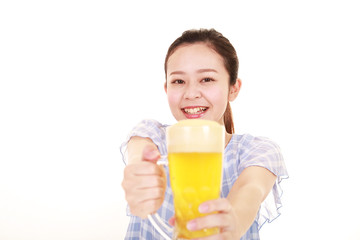 ビールを飲む女性