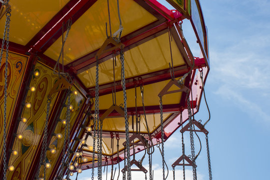 Chain swing carousel ride