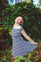 Obraz premium Woman in the summer garden