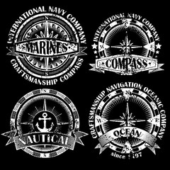 Obraz premium Set of vintage compasses