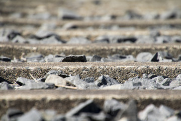 Nahaufnahme Gleisbett aus Steinen