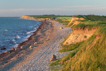 Ostseeküste mit Kiesstrand und Steilküste im Abendlicht. Dazendorf bei Heiligenhafen in Schleswig-Holstein