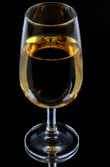 Verre de whisky sur fond noir