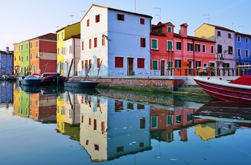Fototapeta na wymiar Colorful houses in Burano, an island in the Venetian laguna