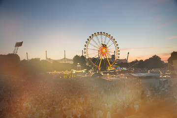 Sommerfest im Olympiapark München mit Menschen