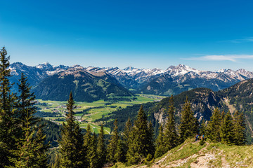Fototapeta na wymiar View from Aggenstein towards Allgau Alps