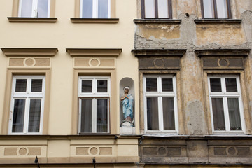 The facades of the two houses of old and new stand side by side