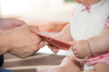 携帯電話を見る赤ちゃん