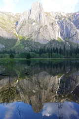 Fototapeta na wymiar Yosemite reflect moutain