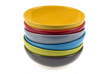 Pile d'assiettes creuses en couleur