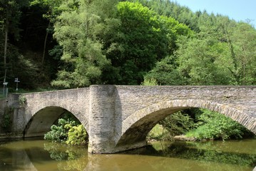 Fototapeta na wymiar Die Wiedbrücke in Altwied, Gemeinde Neuwied, Naturpark Rhein-Westerwald