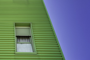 VENTANA EN FACHADA VERDE