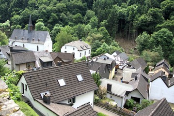 Fototapeta na wymiar Talblick auf Altwied mit der Ev.Kirche, Gemeinde Neuwied, Naturpark Rhein-Westerwald