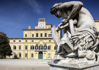 Parma, Palazzo Ducale con statua