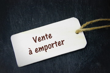 vente &agrave; emporter,sur &eacute;tiquette sur fond ardoise