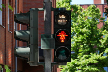 Ampelmädchen warten