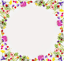 Obraz premium Lovely springtime flowers background with colorful blossom, top view, frame. Springtime and nature concept, frame place for text
