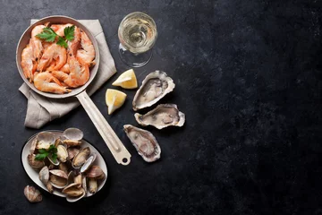 Crédence de cuisine en verre imprimé Crustacés Fruits de mer frais et vin blanc. Pétoncles, huîtres et crevettes