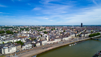 Vue aérienne du quai de la Fosse et du centre ville de Nantes en Loire Atlantique, France