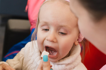 Mom feeds the child sugar in a cafe