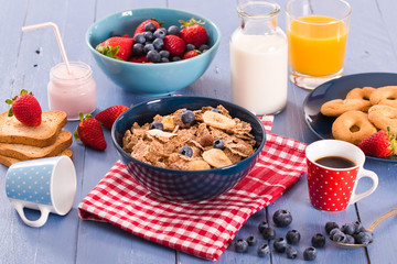 Breakfast with wholegrain cereals.