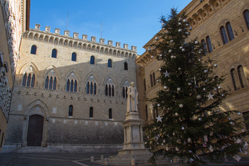 Obraz premium Pałac Salimbeni, Banca Monte dei Paschi di Siena to najstarszy bank na świecie. Siena, Toskania, Włochy.