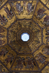 Fototapeta na wymiar Kuppel des Baptisteriums in Florenz von Innen, Mosaik, gold