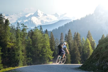 Zelfklevend Fotobehang Mountainbiker in the alps © auergraphics