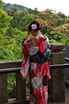 Japonaise en kimono traditionnel