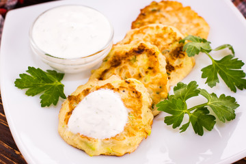 Оладьи из кабачков с соусом и зеленью