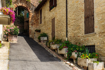 Obraz na płótnie Canvas Narrow street in the old town in Italy