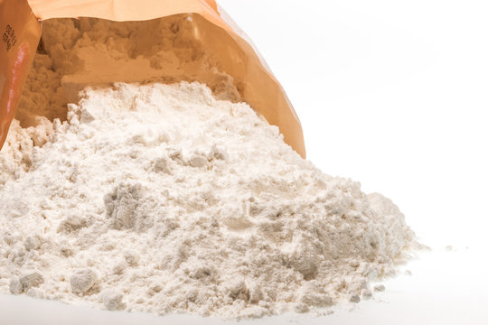 Offene Packung Weizenmehl zum Backen und Kochen