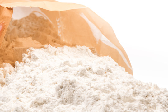 Ge&ouml;ffnete Packung wei&szlig;es Mehl zum Backen und Kochen