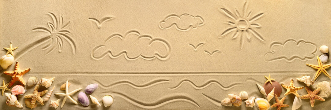 Zeichnung auf Sand, verziert mit Muscheln, stellt ein Urlaubsparadies am Meer dar