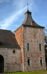Tour d'une ferme château ancienne en pierres du pays et en briques