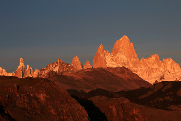 Fitz Roy en Cerro Torre-berglijn bij zonsopgang, Los Glaciares National Park, El Challten, Patagonië, Argentinië