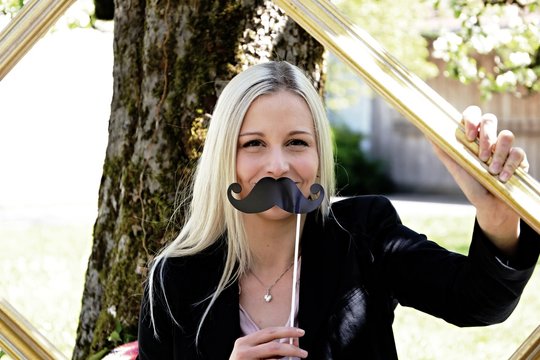 m&auml;dchen sitzt vor spiegel IV