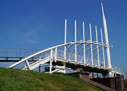 Moderne Deichbr&uuml;cke Bensersiel 