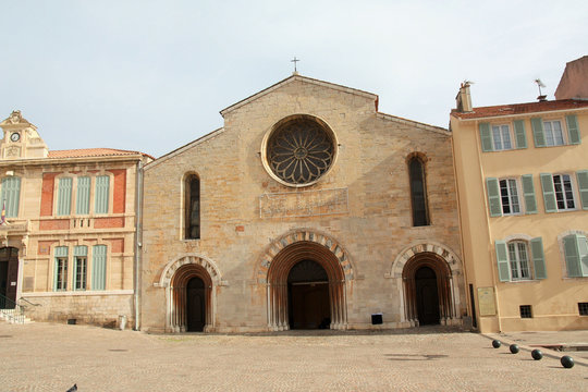 Hy&egrave;res, Eglise Saint Louis