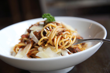 spaghetti bolognese meat sauce on wood