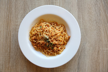spaghetti bolognese meat sauce on wood