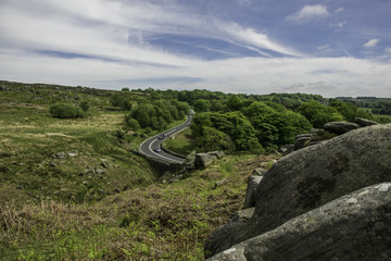 SKAŁA NA TLE SZOSY, STONAGE EDGE, PEAK DISTRICT NATIONAL PARK, UK © DawidDobosz