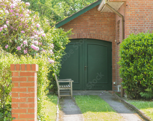 "Grünes Garagentor" Stockfotos und lizenzfreie Bilder auf Fotolia.com