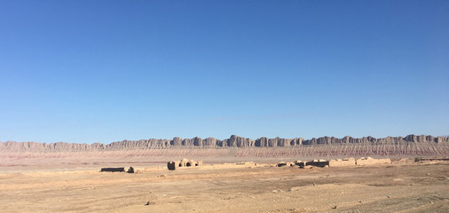 Obraz premium A mountain like a castle, an old caravansary in the Lut desert, Iran