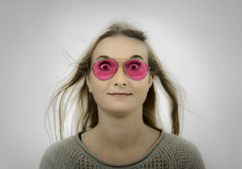 Frau mit rosaroter Brille