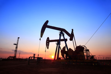 In the evening, the silhouette of the oil pump